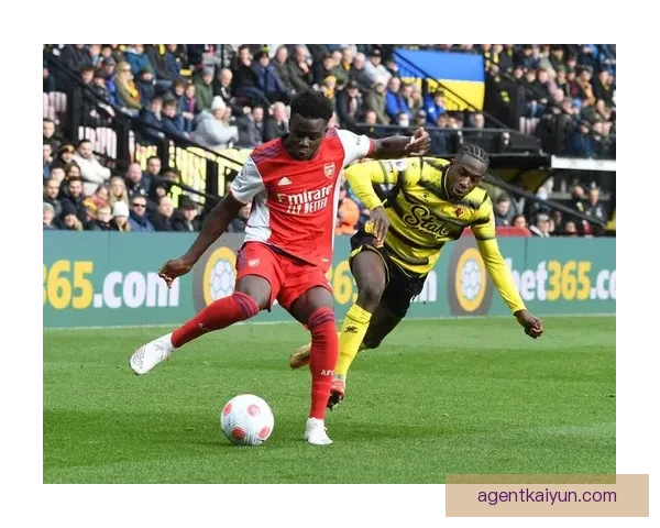 阿森纳球迷对萨卡的喜爱持续提升，其表现稳健备受期待